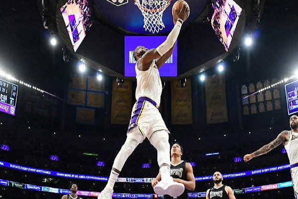 詹姆斯入選過NBA防守一陣嗎？